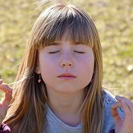 Bild zeigt meditierendes Kind